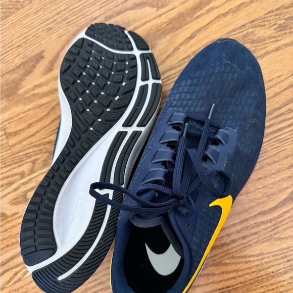 Barely worn Maize and Blue Nike’s - Picture 3 of 4